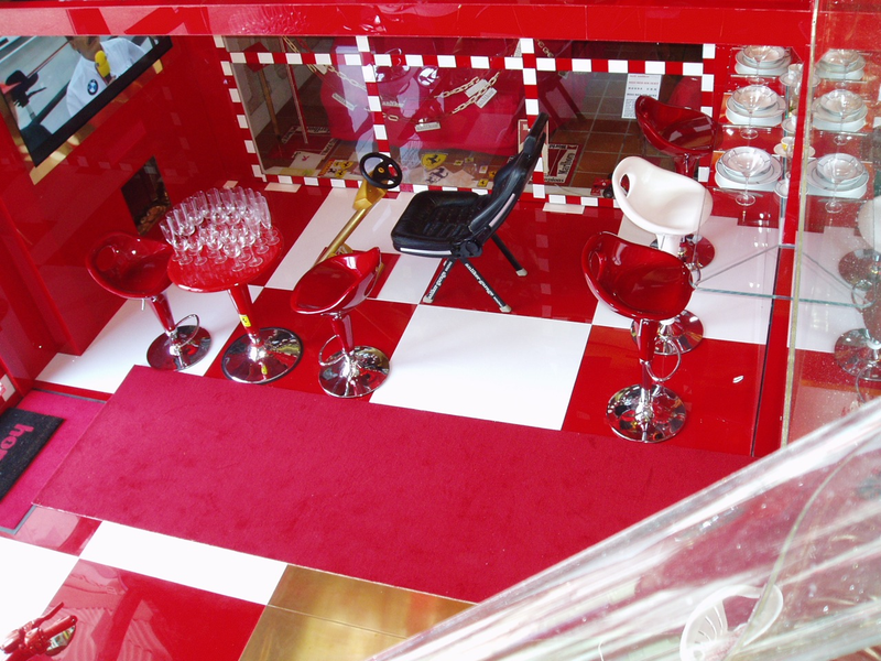 Illustration for article titled The Fabulous Lifestyle of Ueli Anlicker, The Red Gold SLR Guy